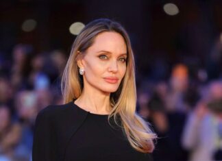 Angelina Jolie mostra cicatrizes de mastectomia para alertar mulheres sobre câncer de mama