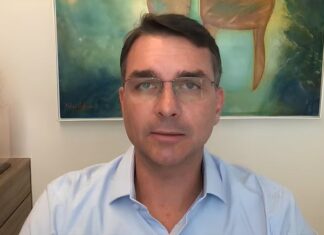 ‘Estão enterrando meu pai vivo’, diz Flávio Bolsonaro