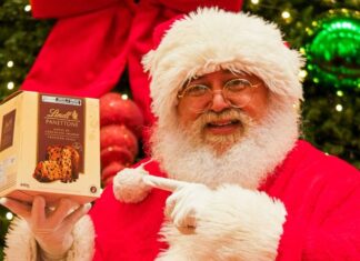 Promoção de Natal do Amazonas Shopping distribui panetone Lindt e sorteia carro Chevrolet Spark EUV Activ