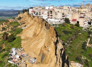Após chuva extrema, deslizamento deixa cidade italiana à beira de precipício