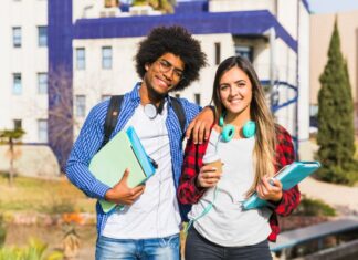 66% dos universitários endividados já cortaram itens básicos para pagar mensalidade, revela Serasa