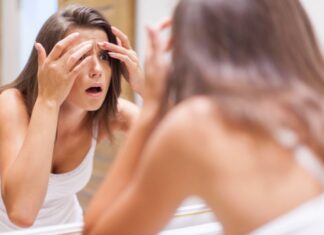 Ciclo menstrual irregular aumenta risco de problemas de pele, alerta dermatologista professora da Afya