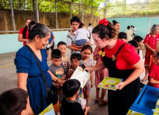 Manauara distribui mais de dois mil livros com temática amazônica em escolas e organizações sociais de Manaus