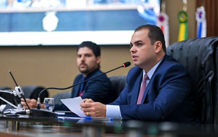 Presidente-Roberto-Cidade-destaca-transparencia-e-dever-cumprido-com-divulgacao-do-resultado-do-concurso-da-Assembleia-Foto-Rodrigo-Brelaz(1)