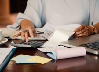 Férias pressionam o bolso dos brasileiros: 77% percebem aumento dos gastos, revela Serasa