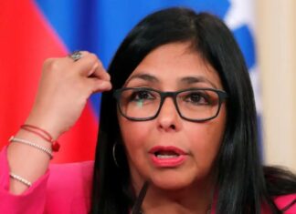Venezuela: Delcy Rodríguez visita feridos e cria grupo para liberar Maduro