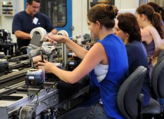 Reduzir jornada para 40h custará até R$ 267 bi para empresas, diz CNI