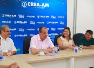 Omar Aziz reúne com lideranças e recebe homenagem em visita ao Crea-AM