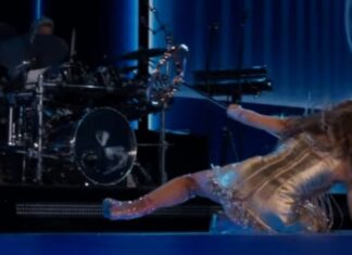 Shakira leva tombo durante show e brinca: ‘Não se preocupe que sou de borracha’