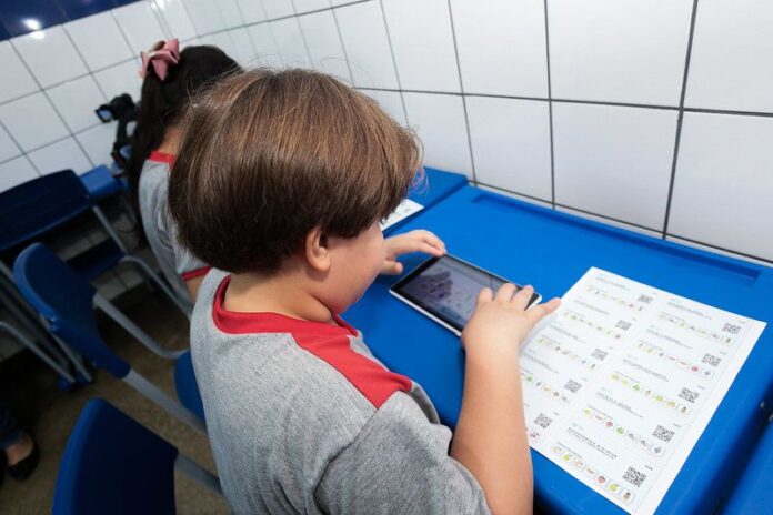 educação escola criança estudando estudante aluno tecnologia na infancia celular aprendizado