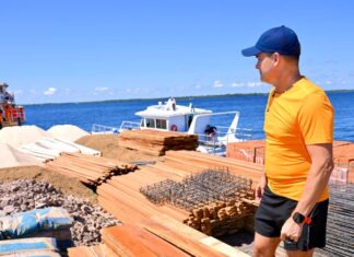 David Almeida entrega material e anuncia fim das escolas de madeira na zona rural de Manaus até novembro