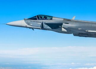 Embraer entrega primeiro jato supersônico produzido no Brasil