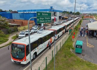 David Almeida entrega novos ônibus e leva frota renovada a 519 veículos em Manaus