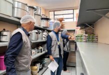 TCE-Comunicação Cancelar inscrição Anexos14:11 (há 11 minutos) para lista-dicom A qualidade e a regularidade da merenda escolar oferecida aos alunos da rede estadual foram alvo de fiscalização na manhã desta segunda-feira (2), durante uma blitz realizada pelo Tribunal de Contas do Amazonas (TCE-AM) em dez escolas distribuídas em diferentes zonas de Manaus. De acordo com o levantamento preliminar das equipes de fiscalização, apesar de o ano letivo ter iniciado no começo de fevereiro, insumos para preparo das refeições dos alunos chegaram às unidades somente nesta segunda-feira, o que resultou em período sem fornecimento regular de alimentação aos estudantes. A conselheira-presidente do TCE-AM, Yara Amazônia Lins, destacou que a fiscalização integra o acompanhamento contínuo do Tribunal sobre contratos de áreas essenciais. “O Tribunal tem o papel de acompanhar de perto a execução desses contratos, especialmente quando envolvem direitos básicos, como a alimentação dos estudantes”, afirmou. Fiscalizações presenciais Durante a blitz, técnicos do Tribunal vistoriaram cozinhas, refeitórios e áreas de armazenamento, além de observar a rotina de preparo e distribuição dos alimentos e o fluxo de abastecimento das unidades. As equipes também levantaram informações sobre a oferta da merenda e o estoque disponível nas escolas. De acordo com o secretário de Controle Externo (Secex), Mário Roosevelt Elias da Rocha, que coordenou os trabalhos, a limitação do cardápio foi um dos pontos registrados pelos auditores durante a inspeção. Outro aspecto observado pelas equipes foi relacionado ao estoque de alimentos. Conforme os dados levantados durante as visitas, a quantidade disponível nas unidades, em tese prevista para cerca de 20 dias, pode não ser suficiente diante do número de alunos atendidos em algumas escolas, o que também será avaliado de forma mais detalhada pelo Tribunal. “Pelo número de alunos envolvidos, acreditamos que esse estoque não dure mais que dez dias”, disse. Escolas visitadas A definição das unidades fiscalizadas levou em conta critérios técnicos, como a distribuição geográfica das escolas, a distância em relação ao centro da cidade e o número de alunos atendidos, buscando contemplar diferentes realidades da rede estadual. Entre as escolas visitadas estiveram as unidades estaduais Rosina Ferreira da Silva, no Alvorada; Inspetora Dulcineia Varela Moura, na Cidade Nova; Vasco Vasques, no Jorge Teixeira; Professora Cecília Ferreira da Silva, também na zona Leste; e Liberalina Weill, no bairro de Santo Antônio. Foram visitadas ainda as escolas Antonio da Encarnacao Filho, no Lírio do Vale; Dr. José Milton Bandeira e Dom João de Souza Lima, ambas localizadas na Cidade Nova; Belarmino Marreiro, no Novo Aleixo; além da Antônio Bittencourt, na área da Glória/São Raimundo. Ao final das visitas, o Tribunal irá consolidar as informações em um relatório técnico, que deve reunir os dados coletados em campo e subsidiar as próximas etapas do acompanhamento. O documento será encaminhado ao Tribunal Pleno, que por sua vez pode apontar eventuais recomendações e medidas relacionadas à execução dos contratos da merenda escolar na rede estadual. Blitz do TCE-AM fiscaliza merenda escolar em 10 escolas estaduais de Manaus