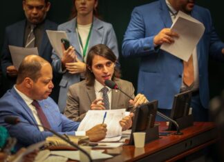 Amom impulsiona combate à “violência vicária” com avanço urgente de projeto na Câmara