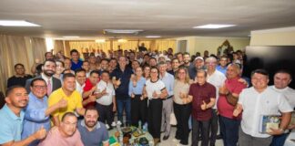 Omar Aziz recebe lideranças da capital e do interior em apoio à pré-candidatura ao governo do Amazonas