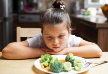 Abril Azul: Pediatra explica quando a seletividade alimentar em crianças autistas é sinal de alerta
