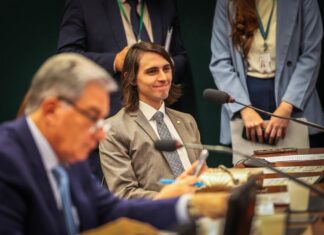 Aprovado: projeto obriga empresas e poder público a agir antes da exclusão acontecer