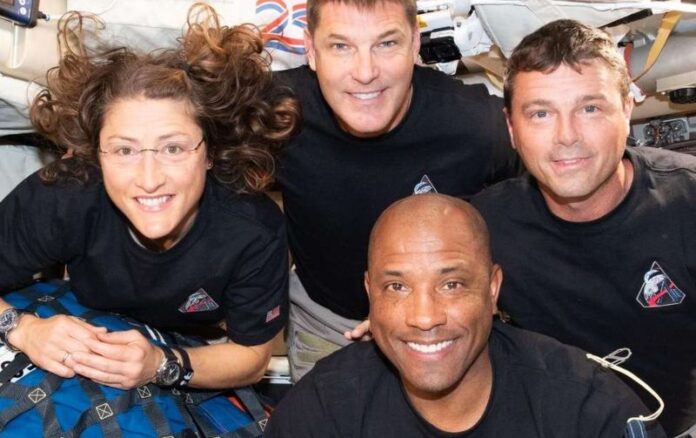 atronautas-artemis-ii-u87wgzfw4vhf(1)