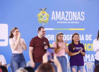 Na véspera do Dia das Mães, Roberto Cidade entrega 983 cartões do Auxílio Estadual para mulheres da capital