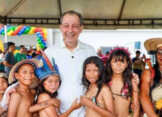Omar Aziz inaugura UBS em aldeia indígena na zona rural de Autazes ao lado de Eduardo Braga
