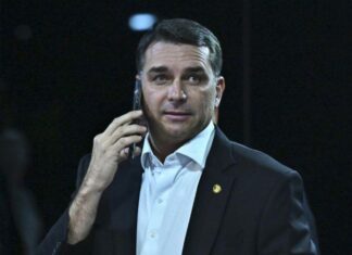Flávio Bolsonaro admite ter visitado Vorcaro após prisão do banqueiro dono do Master