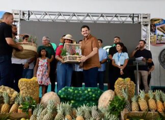 Renato Junior entrega oito toneladas de alimentos do PAA e anuncia que vai dobrar investimento no programa