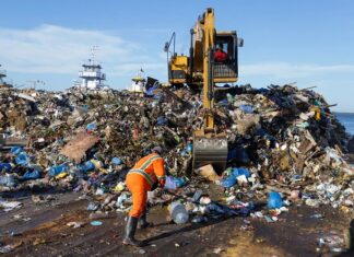 Prefeitura realiza quinto transbordo do ano e retira mais de 400 toneladas de resíduos da orla e igarapés de Manaus