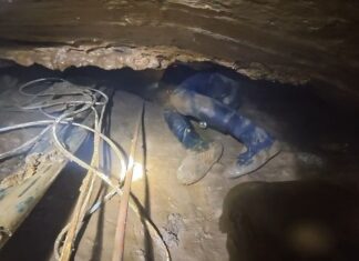Equipes encerram buscas por dois homens presos em caverna alagada