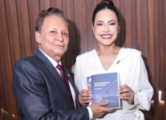 Presidente da Aleam, Adjuto Afonso conduz posse da deputada Brena Dianná durante Sessão Ordinária