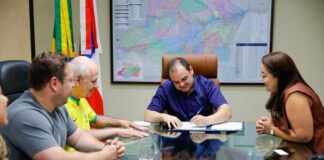 Governador Roberto Cidade assina convênios do Programa Asfalta Amazonas para Maués e Manicoré