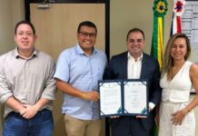 Governador Roberto Cidade assina ordem de serviço para obras de pavimentação em Barcelos