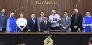 Sinésio homenageia os 25 anos da Fazenda da Esperança e entrega Título de Cidadão do Amazonas ao padre Vinícius Gouvêa