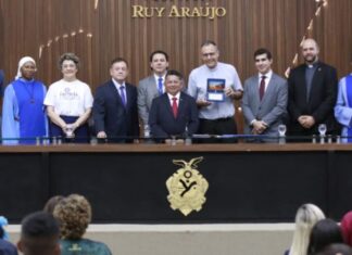 Sinésio homenageia os 25 anos da Fazenda da Esperança e entrega Título de Cidadão do Amazonas ao padre Vinícius Gouvêa