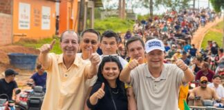 Omar Aziz e Eduardo Braga reúnem multidão em maratona de entregas e anúncios em municípios do Juruá