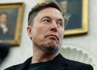 Elon Musk se torna o primeiro trilionário da história