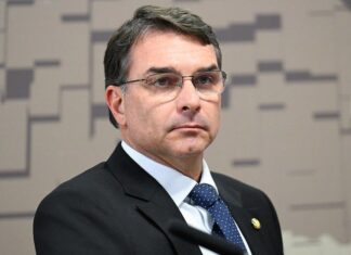Moraes determina depoimento de Flávio Bolsonaro à Polícia Federal