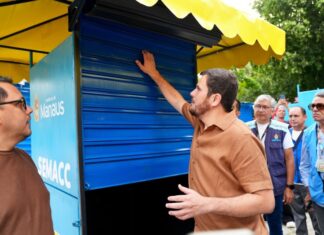 Renato Junior entrega primeiras 26 bancas padronizadas para camelôs do centro de Manaus