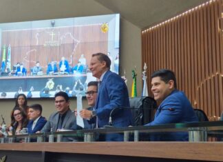 Adjuto Afonso é eleito presidente da Aleam com apoio de Roberto Cidade