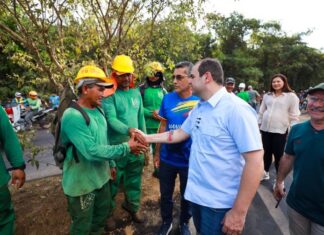Governador Roberto Cidade fiscaliza obras de pavimentação em Manicoré