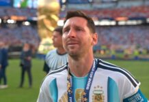 Lionel Messi chora após receber a medalha de vice-campeão mundial