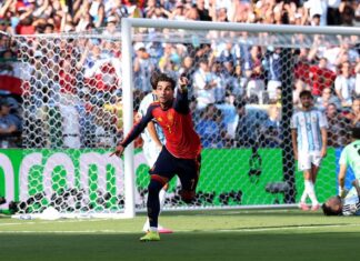 Espanha martela Argentina por 106 minutos, marca na prorrogação e fatura bi