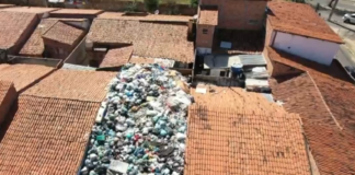 Morador é flagrado acumulando lixo no telhado de casa no Piaui