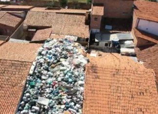 Morador é flagrado acumulando lixo no telhado de casa no Piaui