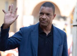 Dida chama atenção com dedo torto durante despedida de Franco Baresi