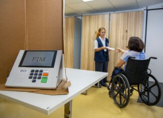 TRE-AM alerta pessoas com deficiência sobre prazo para solicitar transporte para as Eleições 2026