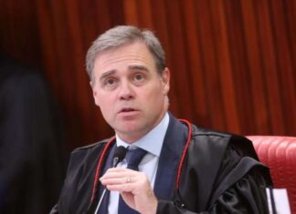 Após divulgação de diálogos entre Moraes e Vorcaro, delegados da PF relataram sofrer pressão a Mendonça, diz site