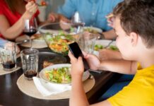 Celular na hora das refeições: um aliado para os pais ou um obstáculo para a alimentação infantil?