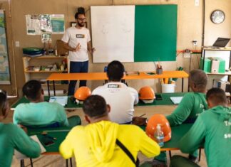 Programa Escola Nota 10 leva aulas para dentro dos canteiros de obras