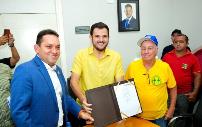 Prefeito Renato Junior sanciona lei que garante subsídio de até R$ 3 milhões mensais para o transporte complementar de Manaus 4